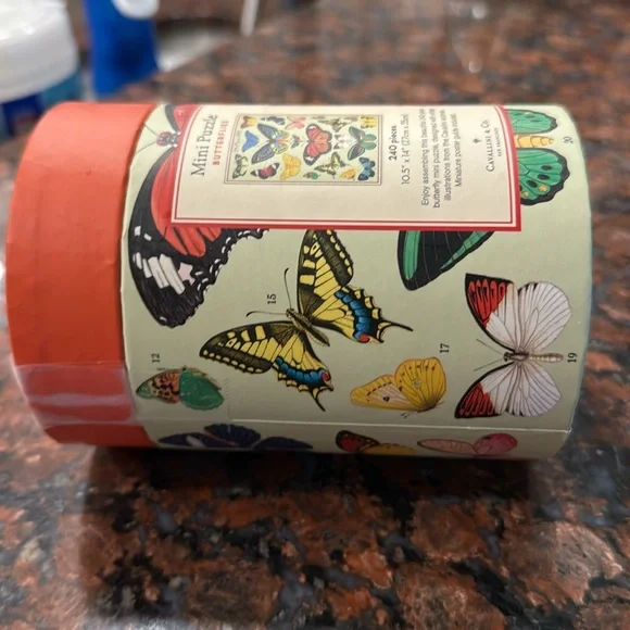 Papillons Butterflies Mini Puzzle 240 pieces -Red and Cream background - Picture 8 of 12